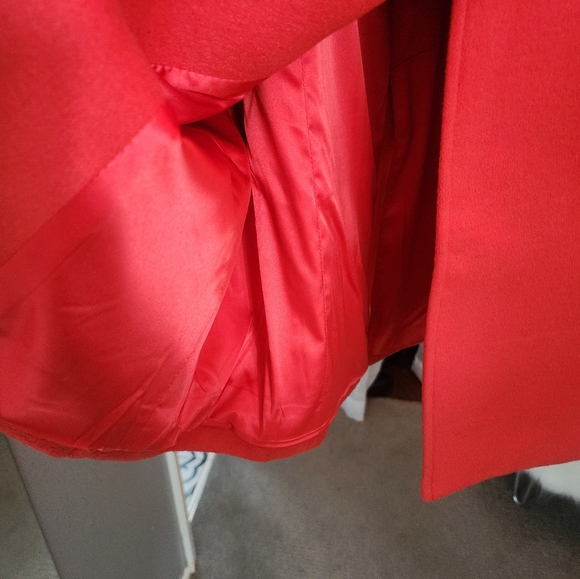 Knee length Red Coat Candice Cameron Bure - Picture 5 of 9